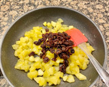 Foto del paso 7 de la receta: Pastel con manzanas y pasas (Cake with apples and raisins)