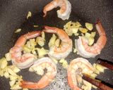 รูปขั้นตอนการทำที่ 3 ของ ผัดโซบะกุ้งกระเทียม (Stir-Fried Soba Noodles with Shrimp and Garlic)