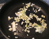 Foto del paso 2 de la receta: Espinacas con pasas, ajos tiernos y curry 