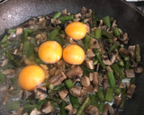 Foto del paso 3 de la receta: Revuelto de espárragos y champiñones