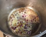 Une image de l'étape 7 de Moules épicées aux oignons rouges, ail fumé et sauce roquefort.