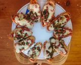 Foto del paso 4 de la receta: Crostini caliente de queso, pesto y jamón