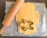 Une image de l'étape 4 de Sablés de Noël au beurre (avec glaçage royal sans œufs).