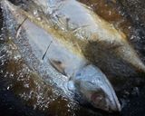 Foto langkah ke 2 dari resep Ikan Kembung Bumbu Kuning.