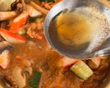 Foto langkah ke 4 dari resep Salmon Kimchi Jjigae.