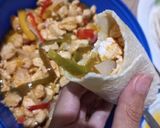 Foto del paso 6 de la receta: Arrolladitos rellenos de pollo, morrón y cebolla