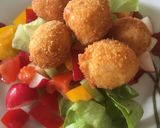 A picture of step 4 of Fried mozzarella balls.