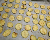 Foto del paso 8 de la receta: Chips de calabacín y parmesano (en horno)