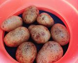 Foto langkah ke 1 dari resep Fried Potatoes Wedges.