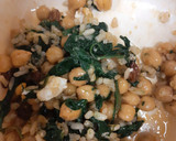Foto del paso 4 de la receta: Garbanzos con queso feta, espinacas, pasas y arroz