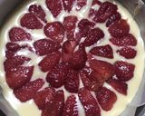 Foto langkah ke 8 dari resep (Bake) Strawberry Cheese Cake🍰 🍓bahan simple.