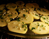 Foto del paso 5 de la receta: Jurel blanco del estrecho con patatas al ajillo y cherrys asados