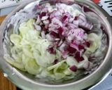 Une image de l'étape 5 de Salade de concombre et tomate à l’oignon rouge, yaourt et menthe.