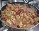 Foto del paso 6 de la receta: Revuelto de tortellinis con salchichas