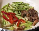 Foto langkah ke 4 dari resep Asparagus Tumis Ayam.