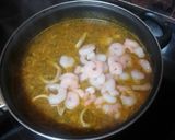 Foto del paso 4 de la receta Arroz amarillo con calamares y gambas