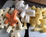 Une image de l'étape 1 de Poêlée de doigts et croix d Halloween (panais pommes de terre patate douce navet saucisses).