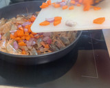 Foto del paso 2 de la receta: Tiburones con langostinos en su salsa