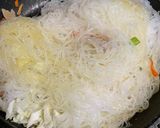 Foto langkah ke 5 dari resep Bihun goreng putih.