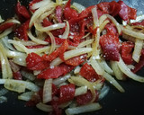 Foto del paso 3 de la receta: Taquitos de salmón a la plancha con cebolla y pimientos