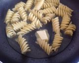 Foto del passaggio 8 della ricetta Fusilloni trafilati in bronzo alla cacio e pepe a modo mio