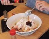 Foto langkah ke 5 dari resep Nasi Ayam Favorit Singapura: Tidak Digoreng, Cukup Pakai RICE COOKER!.