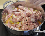 Foto del paso 2 de la receta: Costillas con patatas y guisantes