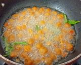 A picture of step 1 of சோயா சங்ஸ் பிரை.