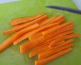 Foto del paso 1 de la receta: Tirabeques salteados con arroz  y salsa de yogur al curry