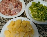 Foto del paso 1 de la receta: Contramuslos de pollo con pimientos y patatas