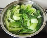 Hình bước làm 2 của món Cải Thìa Xào Nấm Đông Cô