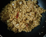 Foto langkah ke 6 dari resep Nasi Goreng Sosis Bumbu Iris.