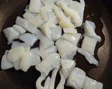 Foto del paso 1 de la receta: Arroz con sepia, setas y espinacas