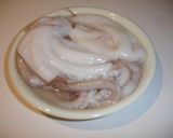 Foto del paso 1 de la receta: Pulpo con salsa de tomate y almejas
