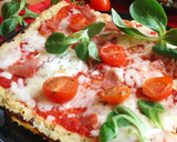 Foto del paso 4 de la receta: Pizza de jamón y rulo de cabra con base de coliflor