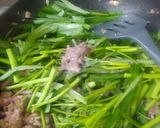 รูปขั้นตอนการทำที่ 3 ของ ผักบุ้งผัดกะปิหมูสับ