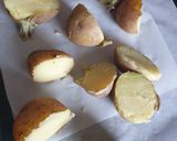 Une image de l'étape 1 de Pommes de terre écrasées crispy et sa salade de concombre fraîche.