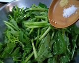 Foto langkah ke 3 dari resep Tumis Bayam Jepang Jamur.