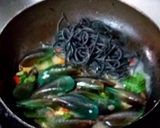 รูปขั้นตอนการทำที่ 5 ของ สปาเก็ตตี้ดำผัดกะเพราหอยแมลงภู่