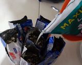 Foto del paso 3 de la receta: Paletas fáciles hechas con galletas oreo y leche