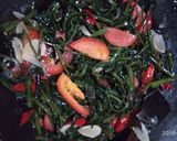 Foto langkah ke 5 dari resep Tumis Kangkung Saus Tiram.