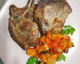 Foto del paso 4 de la receta: Chuletas de cerdo al ajo y perejil con batatas