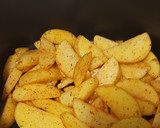 Foto del paso 5 de la receta: Patatas gajos (Hechas en freidora de aire SOGO)