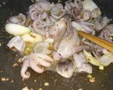 Hình bước làm 1 của món Bạch tuộc xào cải chua