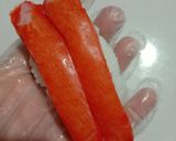 รูปขั้นตอนการทำที่ 2 ของ ซูชิปูอัด (Crab Stick Sushi)