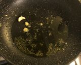 Foto del passaggio 2 della ricetta Scampi alla busara bianca/con pasta