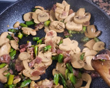 Foto del paso 2 de la receta: Revuelto de espárragos, champiñones y jamón