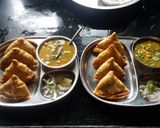 A picture of step 4 of Crispy halwai style khasta samosa chole.