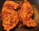 फ्राइड चिकन ब्रेस्ट... सुके चिकन.. (chicken breast sukhe chicken recipe in marathi) रेसिपी स्टेप 3 फोटो 