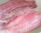 Foto del paso 1 de la receta: Pescado a la chorrillana con langostinos